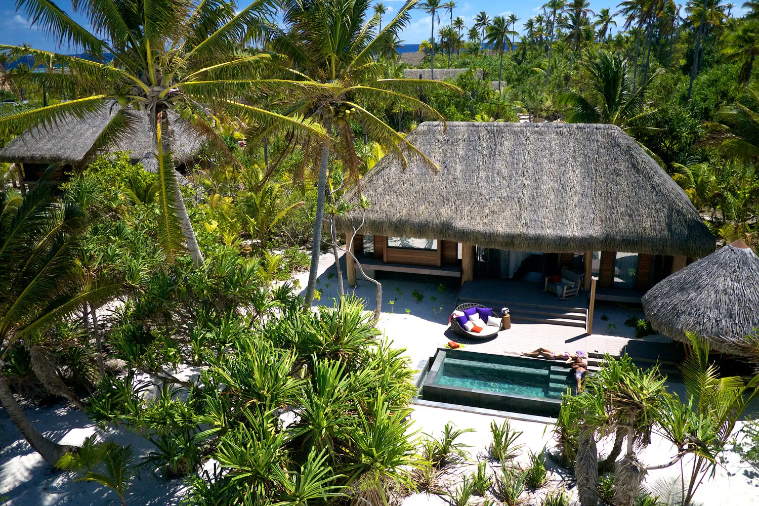 Weiße Strandlinie und türkisfarbene Lagune vor The Brando auf Tetiaroa.