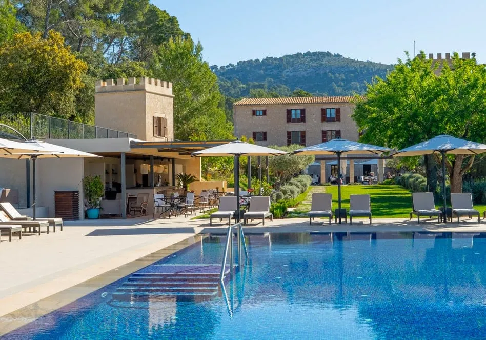 Castell Son Claret — Pool und historisches Haupthaus