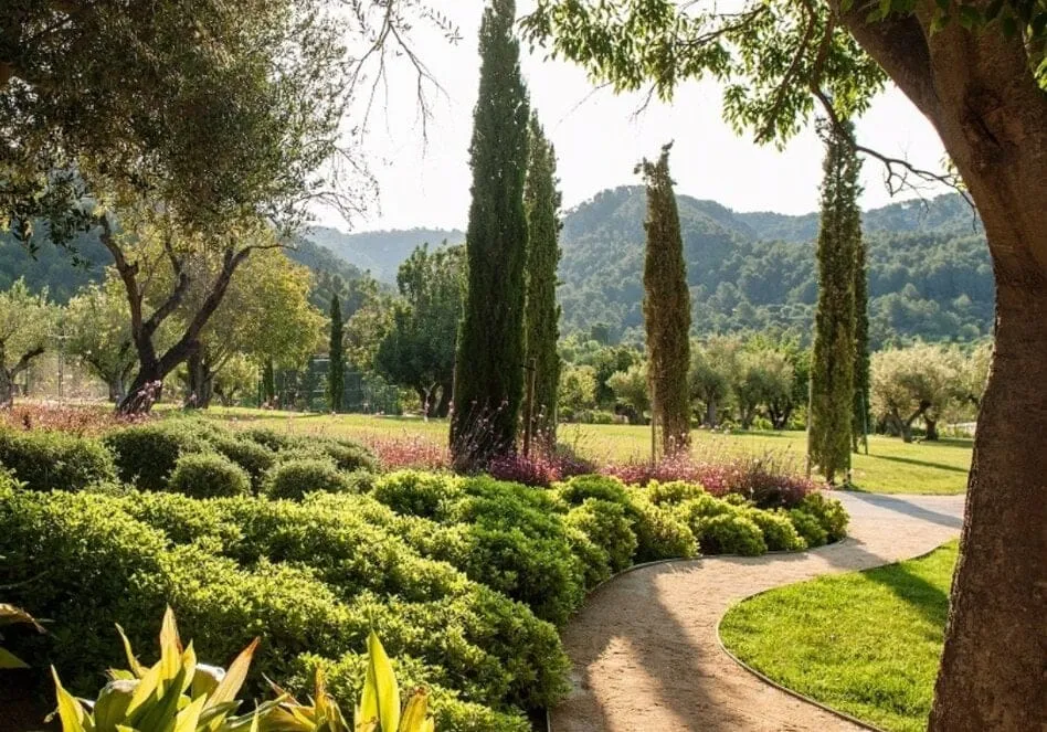 Castell Son Claret — Gartenwege zwischen Oliven und Zypressen