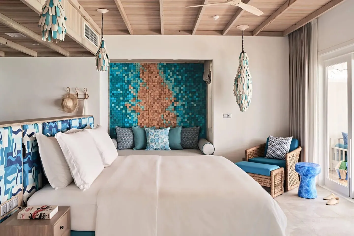 Finolhu, A Seaside Collection Resort — Villa mit farbiger, entspannter Gestaltung