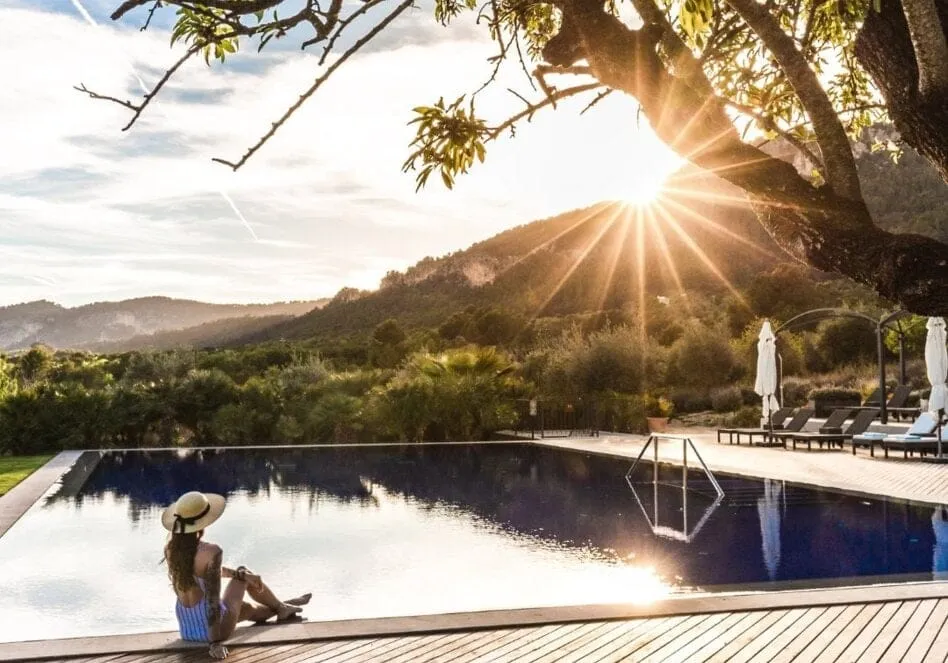 Castell Son Claret — Abendlicht am Pool vor der Tramuntana