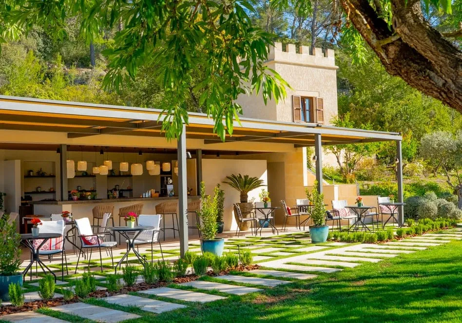 Castell Son Claret — Terrasse und offene Gartenküche