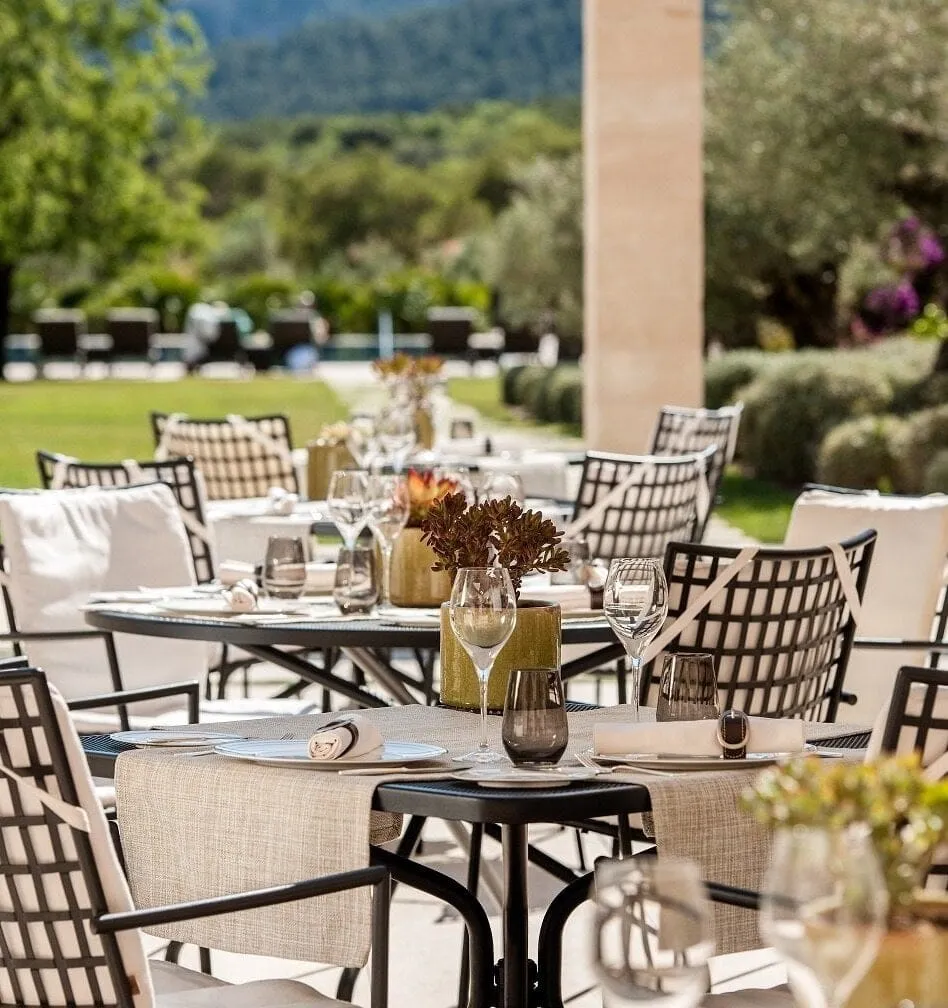 Castell Son Claret — Ruhiger Tisch im mediterranen Garten