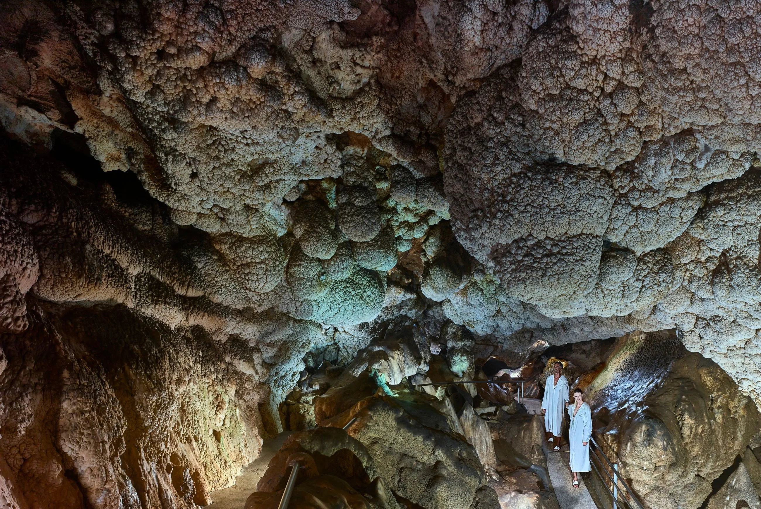 Paar in der Dampfgrotte von Grotta Giusti.