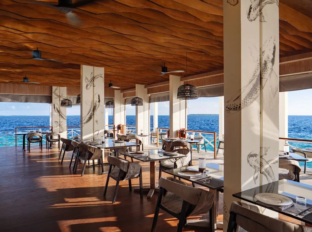 Overwater-Restaurant mit Holzdecke, Koi-Malereien und Blick auf die Lagune.
