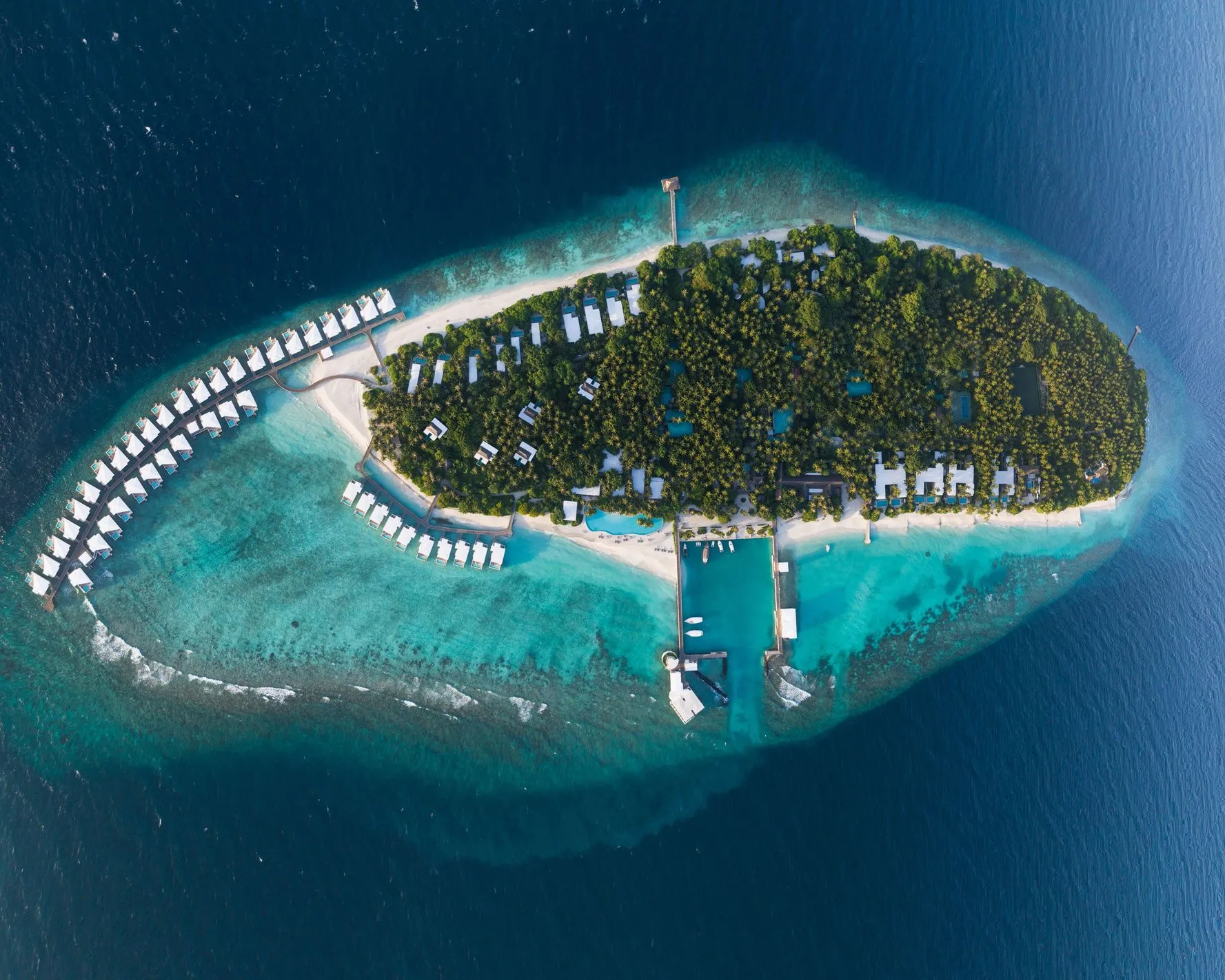 Amilla von oben: die ganze Insel Finolhas mit Riffkante und Overwater-Villen.